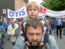 Todellista solidaarisuutta osoittivat kilpailijan Otisin tyntekijt, jotka lhtivt mielenosoituksiin Koneen puolesta. Foto: arbeiterfotografie.com