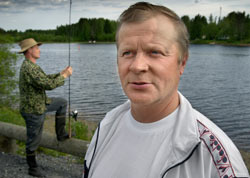 Rakennusliiton osasto 59:n puheenjohtaja Tapio Kyllnen harmittelee, ett Haukiputaan Virpiniemeen rakennettava golfkentt vie raksalaisilta marjat ja sienet. Kalastaa viel sentn saa vapaasti. Foto: HARRI NURMINEN