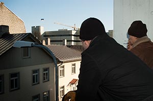 Rakennustyliset Andrus ja Peeter ovat olleet tyttmin tammikuun puolesta vlist. Nyt he odottelevat puhelua Suomesta, jotta voisivat taas hypt laivaan ja tihin Suomeen. Foto Johan Gullmets