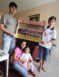 Alexandru Marca oli vuonna 1998 Romanian liigamestari legendaarisen ja kansainvlisestikin menestyneen Steua Bukarest -jalkapalloseuran riveiss. Vaimo Elena, poika Lavinus ja tytr Andreea. Kuva: Johannes Tervo