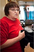 Enne-Liisa Irvankoski pit kotihoitajan tyst, koska se on itsenist, eik pomo hengit niskaan. Foto: TUULIKKI HOLOPAINEN