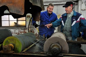 Sinkitsij Olavi Alm (oik.) tyskenteli lankatehtaalla ennen elkitymistn lhes 50 vuotta. Hn tuli siirtmn hiljaista tietoaan nuorelle Teemu Merkkiniemelle nelj vuotta sitten. Foto: HARRI NURMINEN